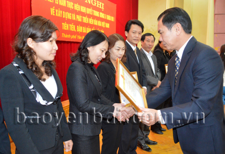 Đồng chí Trần Công Thành - Phó bí thư Thường trực Thành ủy trao thưởng cho các tập thể, cá nhân điển hình tiên tiến.