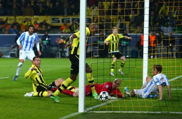 Hậu vệ Santana trở thành người hùng sau pha đệm lòng cận thành ghi bàn ấn định chiến thắng 3 - 2 cho Dortmund.