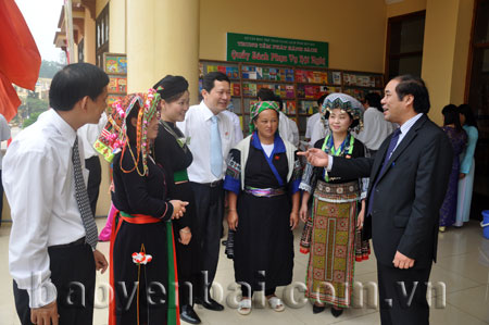 Phó chủ tịch Liên đoàn Lao động Việt Nam Nguyễn Văn Ngàng (thứ nhất phải sang) lắng nghe tâm tư, nguyện vọng của nữ công nhân, viên chức dân tộc thiểu số tại Đại hội Công đoàn tỉnh Yên Bái lần thứ XVIII.
