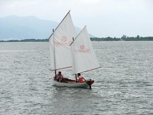 Khách du lịch tham quan hồ Ðại Lải bằng thuyền buồm