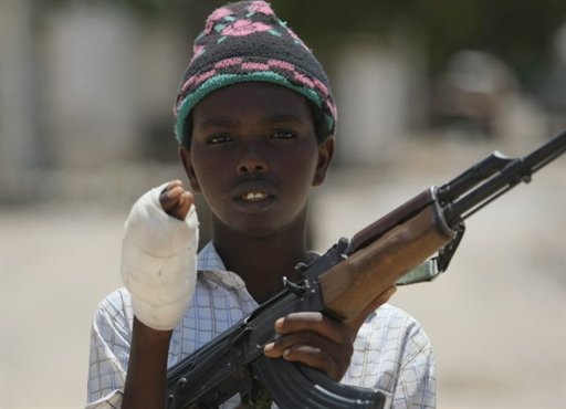 Một em bé cầm súng tại Trung Phi. Ảnh: AFP