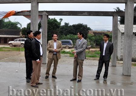 Lãnh đạo huyện ủy Yên Bình kiểm tra công trình chợ nông thôn.
