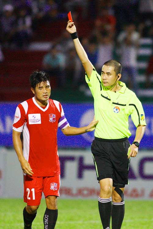 Trọng tài Nguyễn Trọng Thư rút ra 2 thẻ đỏ trong trận đấu giữa ĐT.LA và Đồng Nai.