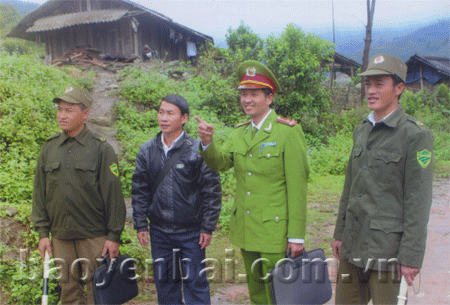 Phong trào thi đua “Vì an ninh Tổ quốc” là động lực thúc đẩy cán bộ, chiến sỹ lực lượng công an vượt qua khó khăn, hoàn thành tốt nhiệm vụ. Trong ảnh: Công an phụ trách xã Nậm Có (Mù Cang Chải) nắm bắt tình hình tại cơ sở.