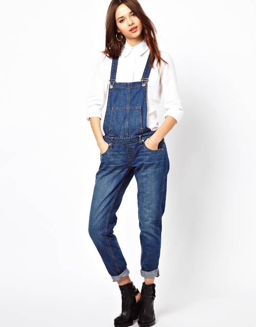 Khác với những loại trang phục kén người mặc khác như váy, quần soóc hay jeans skinny, quần yếm dễ dàng phù hợp với mọi dáng người.