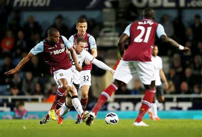 Tiền đạo Rooney (áo trắng, Man.United) trong vòng vây của các hậu vệ West Ham.