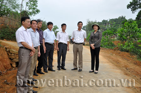 Lãnh đạo huyện Yên Bình kiểm tra các tuyến đường giao thông nông thôn làm mới năm 2012 tại xã Vĩnh Kiên.