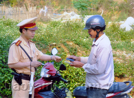 Lực lượng cảnh sát giao thông kiểm tra giấy tờ người tham gia giao thông.