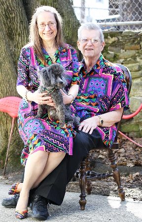 Bà Dressmaker Nancy và ông Donald Featherstone đã kết hôn với nhau và sống một cuộc sống rất hạnh phúc. Suốt 35 năm qua, cặp vợ chồng này thường mặc những bộ đồ đôi giống nhau.