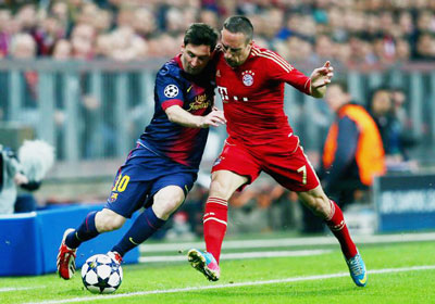 Tiền đạo Messi (trái) cố gắng đi bóng trước Ribery.