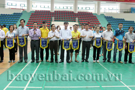Ban tổ chức trao cờ lưu niệm cho các CLB tham gia giải.