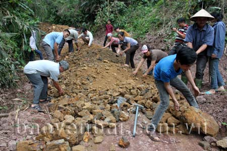 Người dân thôn Tuế, xã Thượng Bằng La làm đường cấp phối.
