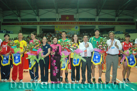 Các đồng chí lãnh đạo tặng hoa và cờ lưu niệm cho các đội bóng tham dự Giải.