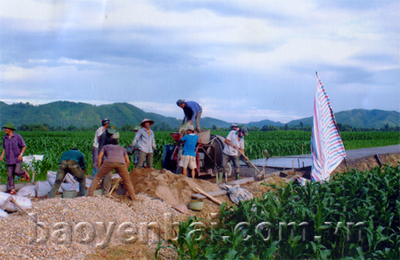 Nhân dân xã Đại Phác tham gia kiên cố đường giao thông nông thôn.