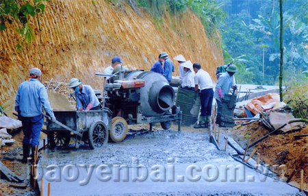 Từ nguồn vốn WB đã đầu tư xây dựng công trình giao thông cho các thôn, bản vùng khó khăn.