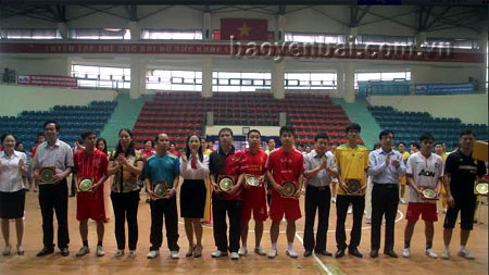 Ban tổ chức trao quà lưu niệm cho đội trưởng các đội bóng tham gia giải.