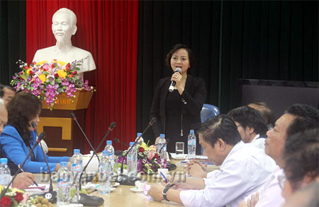 Đồng chí Phạm Thị Thanh Trà - Uỷ viên Ban Thường vụ Tỉnh ủy, Bí thư Thành ủy Yên Bái  phát biểu tại buổi gặp mặt.