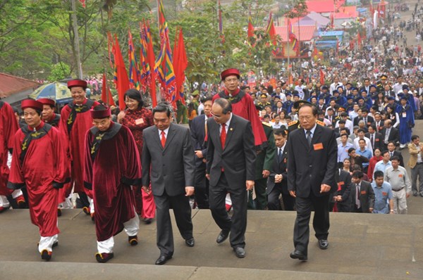 Đông đảo nhân dân, du khách hành hương theo sau các vị lãnh đạo Đảng, Nhà nước lên đền dâng hương