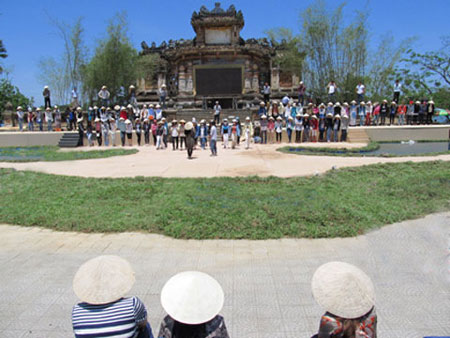 Chuẩn bị cho lễ hội áo dài tại Festival Huế 2014.