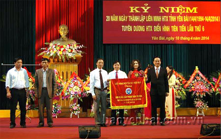 Liên minh HTX Việt Nam đã tặng Cờ thi đua xuất sắc năm 2013 cho Liên minh HTX tỉnh Yên Bái và HTX Dịch vụ tổng hợp Nghĩa An.