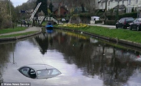 Bàng hoàng khi thấy chiếc xe chìm nghỉm dưới mặt nước.