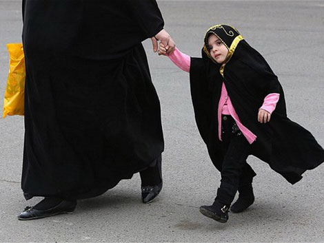 Một phụ nữ Iraq dắt con nhỏ trên đường phố Baghdad. (Nguồn: Getty)