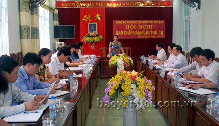 Đồng chí Hà Thị Hải - Bí thư Đảng bộ khối chủ trì hội nghị