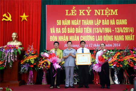 Bí thư Tỉnh ủy Hà Giang thừa lệnh của Chủ tịch nước trao tặng  Huân chương Lao động hạng Nhất cho Báo Hà Giang.