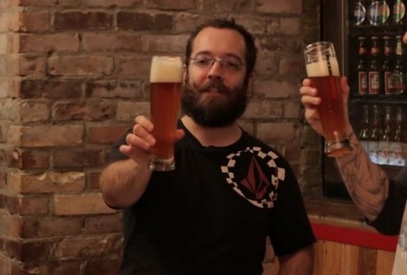 Chris Schryer từ bỏ tất cả, ngoại trừ món mình yêu thích nhất: bia
