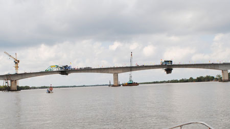 Cầu Năm Căn bắc qua sông Cửa Lớn đang trong giai đoạn hoàn thành.

