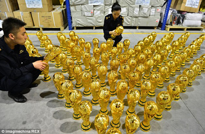 1.020 chiếc cup vàng FIFA World Cup giả.