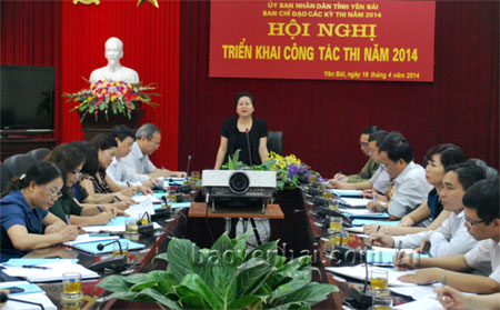 Đồng chí Ngô Thị Chinh - Phó chủ tịch UBND tỉnh, Trưởng ban Chỉ đạo các kỳ thi tỉnh phát biểu tại hội nghị.