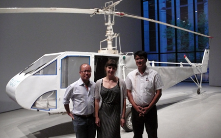 Nghệ sĩ Lê Quang Đỉnh (ngoài cùng bên trái) cùng tác phẩm The Farmers and the Helicopters trưng bày tại Bảo tàng Nghệ thụât hiện đại tại New York năm 2011.
