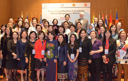 Các đại biểu tham dự Hội nghị thành lập Mạng lưới Nữ doanh nhân ASEAN.