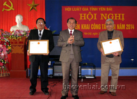 Đồng chí Trần Quang Vinh - Chủ tịch Hội Luật gia tỉnh Yên Bái trao giấy khen cho các cá nhân có thành tích xuất sắc trong công tác hội năm 2013.  (Ảnh: Quỳnh Nga)