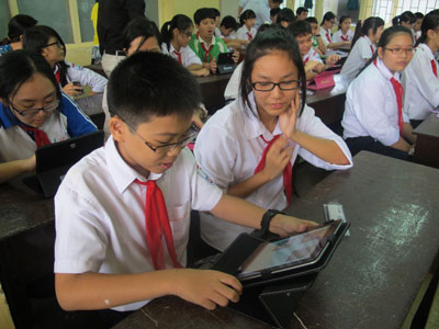 Học sinh đang sử dụng SGK điện tử Classbook.