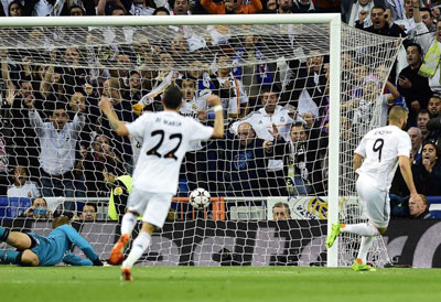 Tiền đạo Benzema (số 9) dễ dàng đệm lòng hạ thủ môn Neuer, ghi bàn thắng duy nhất cho Real Madrid.
 

