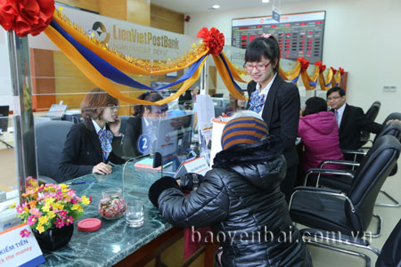 Khách hàng giao dịch tại Ngân hàng Bưu điện Liên Việt Chi nhánh Yên Bái