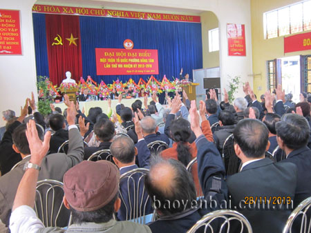 Các đại biểu biểu quyết thông qua Nghị quyết Đại hội MTTQ phường Đồng Tâm (thành phố Yên Bái) lần thứ VIII, nhiệm kỳ 2013 - 2018.
(Ảnh: Phí Yến)