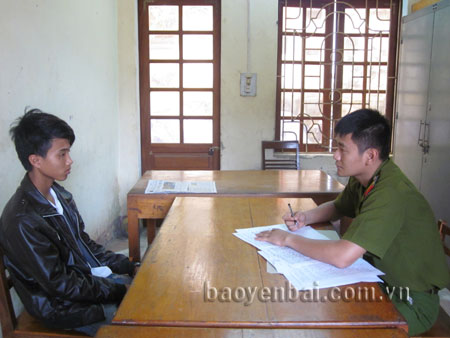 Cán bộ Công an Văn Yên đang xét hỏi đối tượng Nguyễn Văn Sơn.