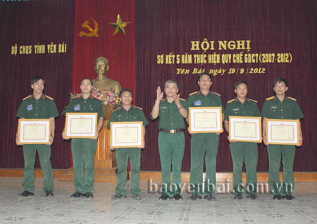 Thiếu tá, thầy giáo Nguyễn Xuân Thủy (thứ nhất bên phải)  được Bộ Chỉ huy quân sự tỉnh khen thưởng thành tích 5 năm thực hiện Quy chế giáo dục chính trị. 
(Ảnh tư liệu)