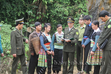 Cán bộ kiểm lâm huyện Văn Chấn tuyên truyền công tác bảo vệ rừng và phòng, chống cháy rừng với đồng bào Mông xã Suối Bu.