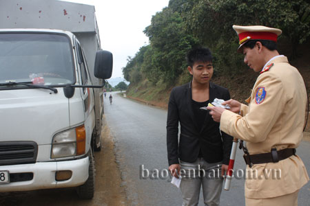 Cảnh sát giao thông huyện Văn Chấn tăng cường kiểm tra các phương tiện vận tải.