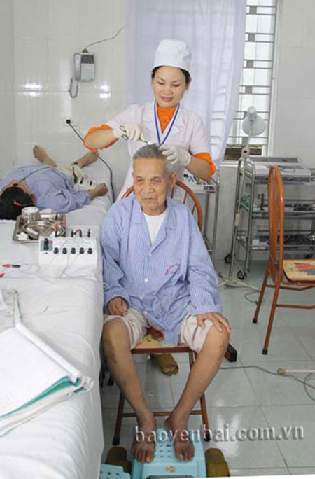 Người dân khám bệnh bằng bảo hiểm y tế tại Bệnh viện Y học cổ truyền tỉnh.