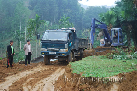 Mở đường từ thôn Đại Phác đi thôn Ba Luồng - công trình chào mừng kỷ niệm 60 năm chiến thắng Điện Biên Phủ.