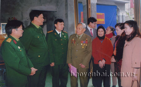 Đồng chí Đoàn Quang Vinh (thứ 2, trái sang) - Phó chủ tịch Hội CCB tỉnh thăm hỏi CCB chống Pháp Võ Đăng Nai ở phường Trung Tâm, thị xã Nghĩa Lộ.