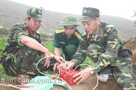 Cán bộ công binh tỉnh Yên Bái chuẩn bị hủy nổ bom.