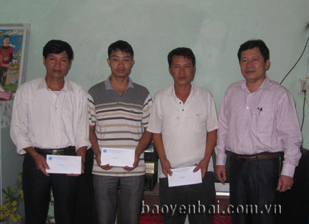 Chủ tịch Liên đoàn Lao động tỉnh Vương Văn Bằng (đầu tiên, bên phải) thăm hỏi, động viên gia đình đoàn viên công đoàn gặp thiên tai ở Mù Cang Chải. (Ảnh: Thanh Xuân)
