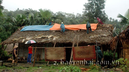 Chính quyền xã Đông An (Văn Yên) huy động lực lượng giúp nhân dân khắc phục hậu quả bão lũ năm 2013. (Ảnh: Đức Toàn)
