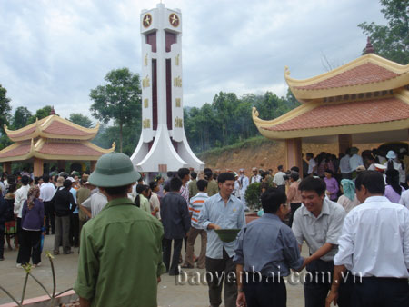 Nhân dân các dân tộc Yên Bái về thăm viếng tại Khu tưởng niệm các anh hùng liệt sỹ trong trận đánh đồn Ca Vịnh.